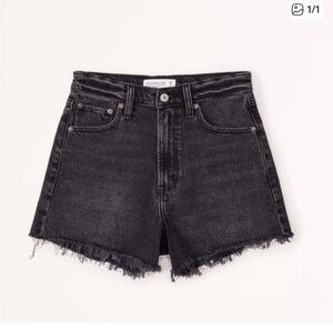 Abercrombie Curve Love 90s Relaxed Cutoff Short High Rise - Black Raw Hem